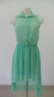 VESTIDO DE CREPON CON CUELLO CAMISA CON TACHUELAS Y FALDA ASIMETRICO CON COLA;