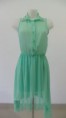 VESTIDO DE CREPON CON CUELLO CAMISA CON TACHUELAS Y FALDA ASIMETRICO CON COLA;